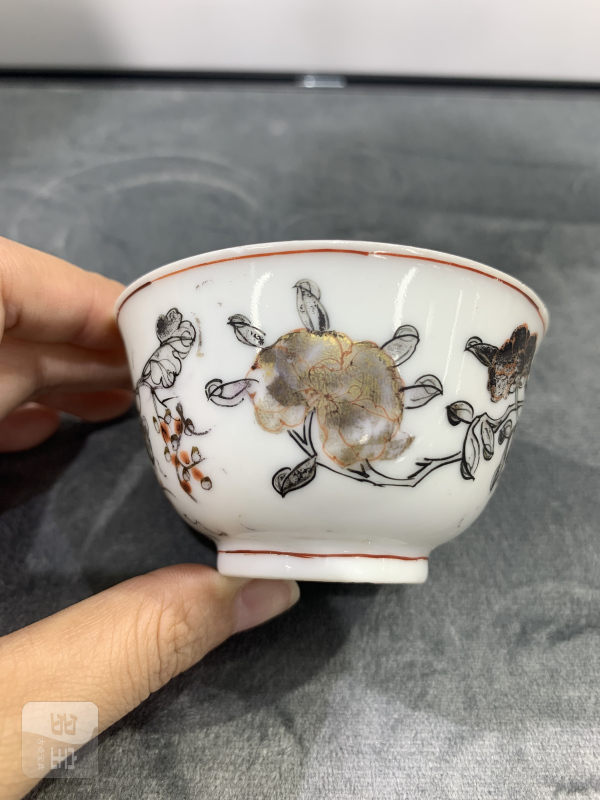 清雍正墨彩矾红描金外葡萄纹内金玉满堂纹小杯 - 图5